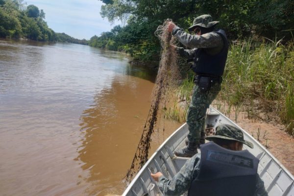 Rede de pesca apreendida no Rio Aguapeí, em Flórida Paulista - Metrópoles