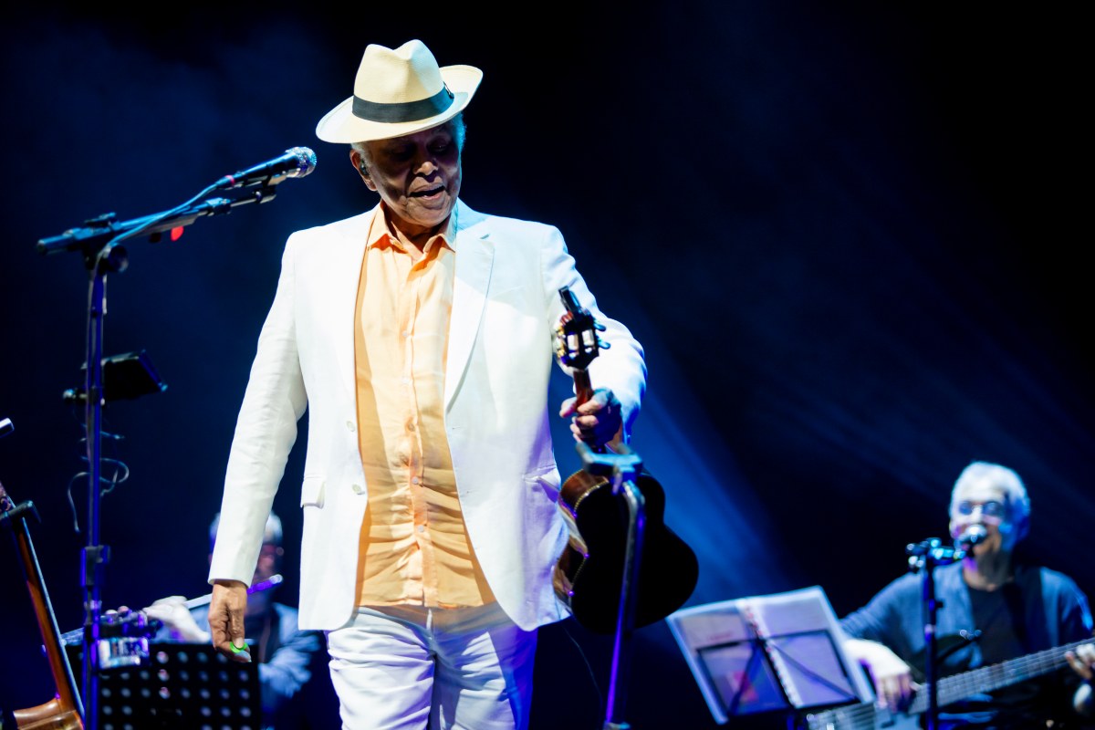 Foto colorida de Paulinho da Viola caracterizado de boêmio durante show do Festival Estilo Brasil - Metrópoles 