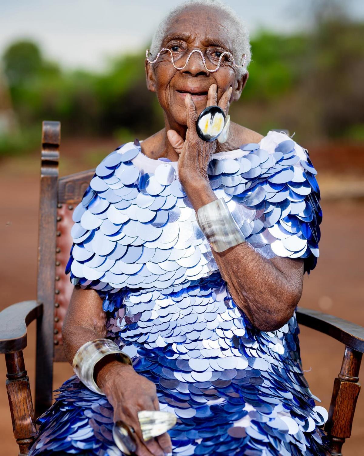 Na imagem com cor, foto de Margaret Chola, a icône fashion da Zâmbia, país no sul da África - metrópoles 