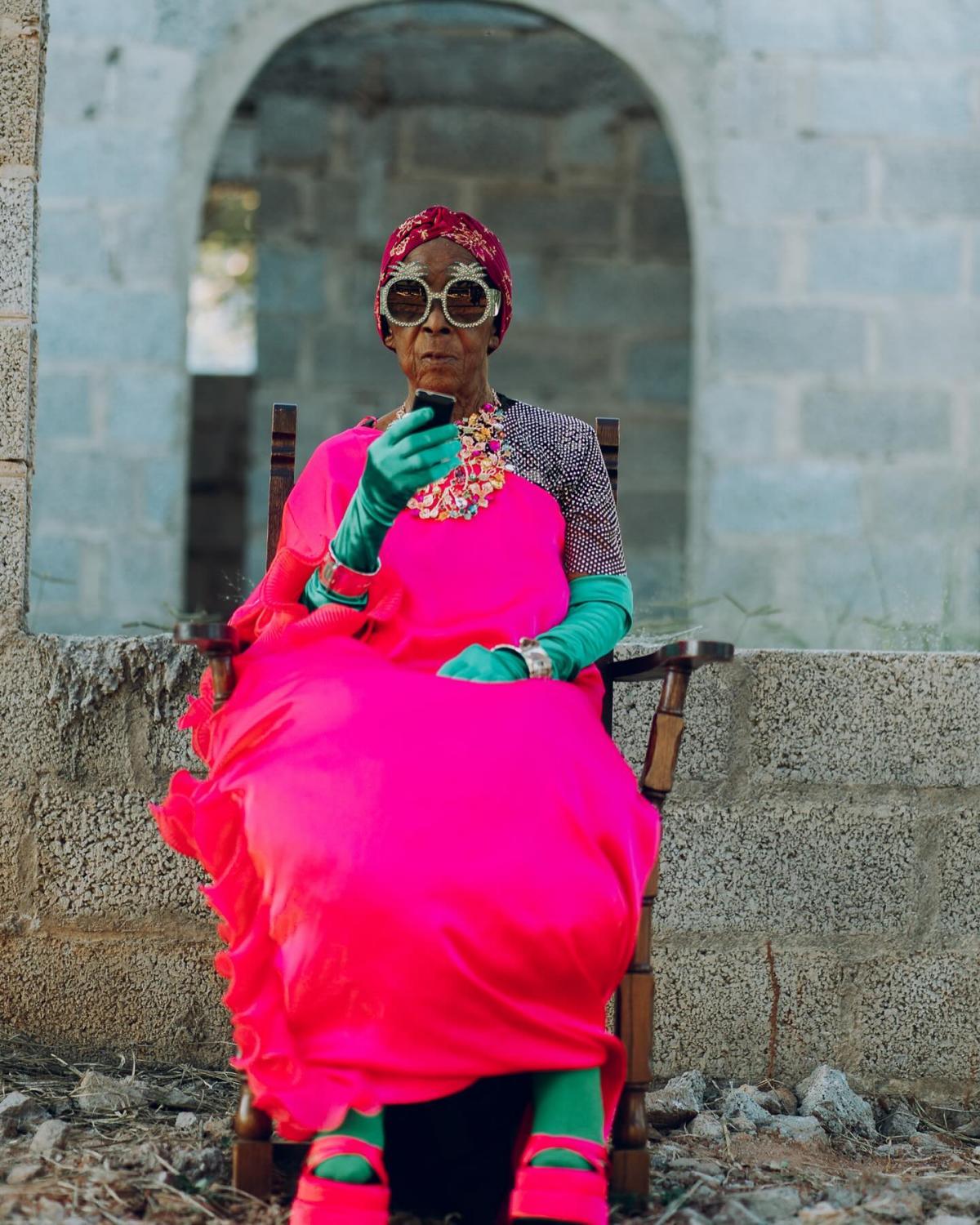 Na imagem com cor, foto de Margaret Chola, a icône fashion da Zâmbia, país no sul da África - metrópoles 