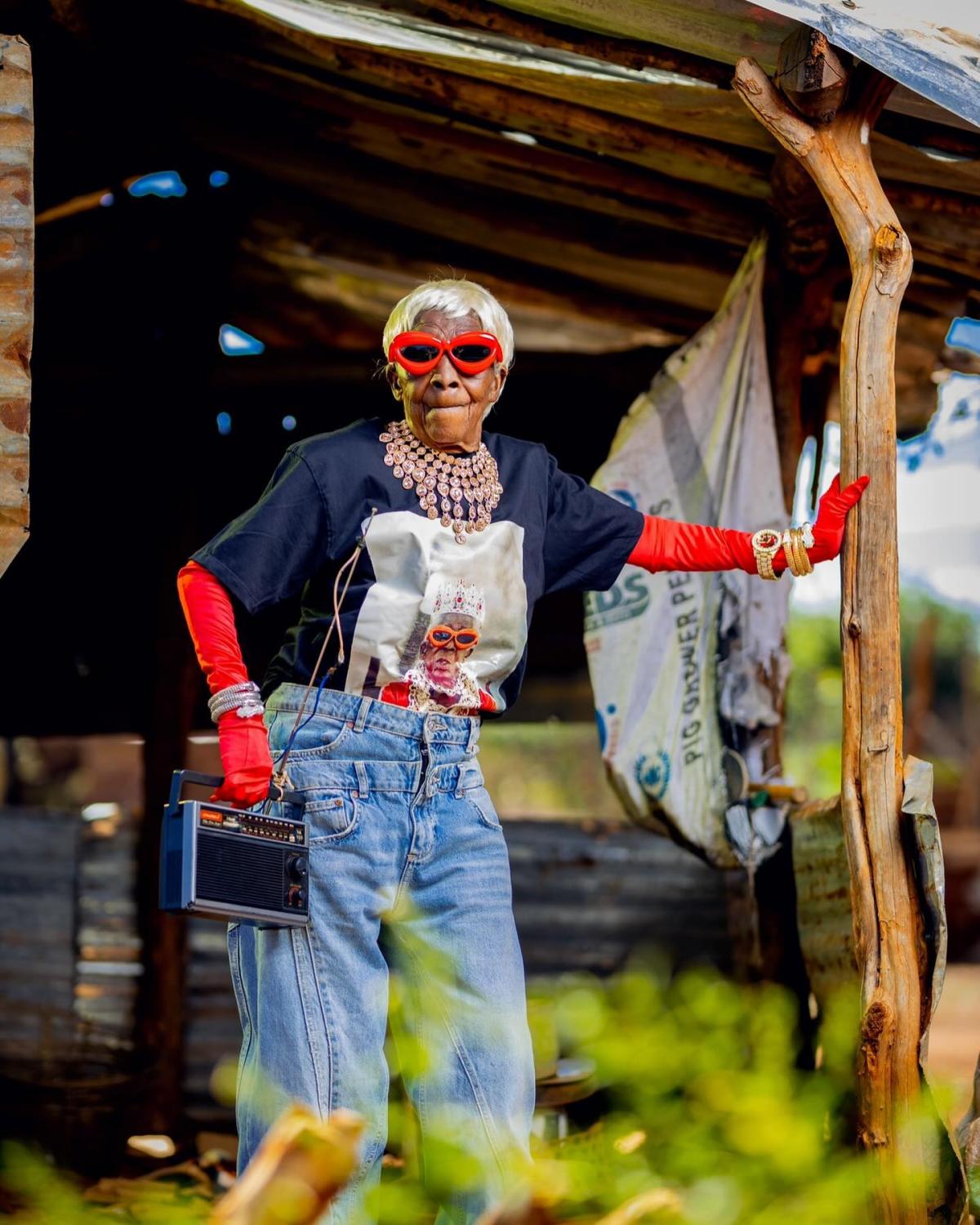 Na imagem com cor, foto de Margaret Chola, a icône fashion da Zâmbia, país no sul da África - metrópoles 