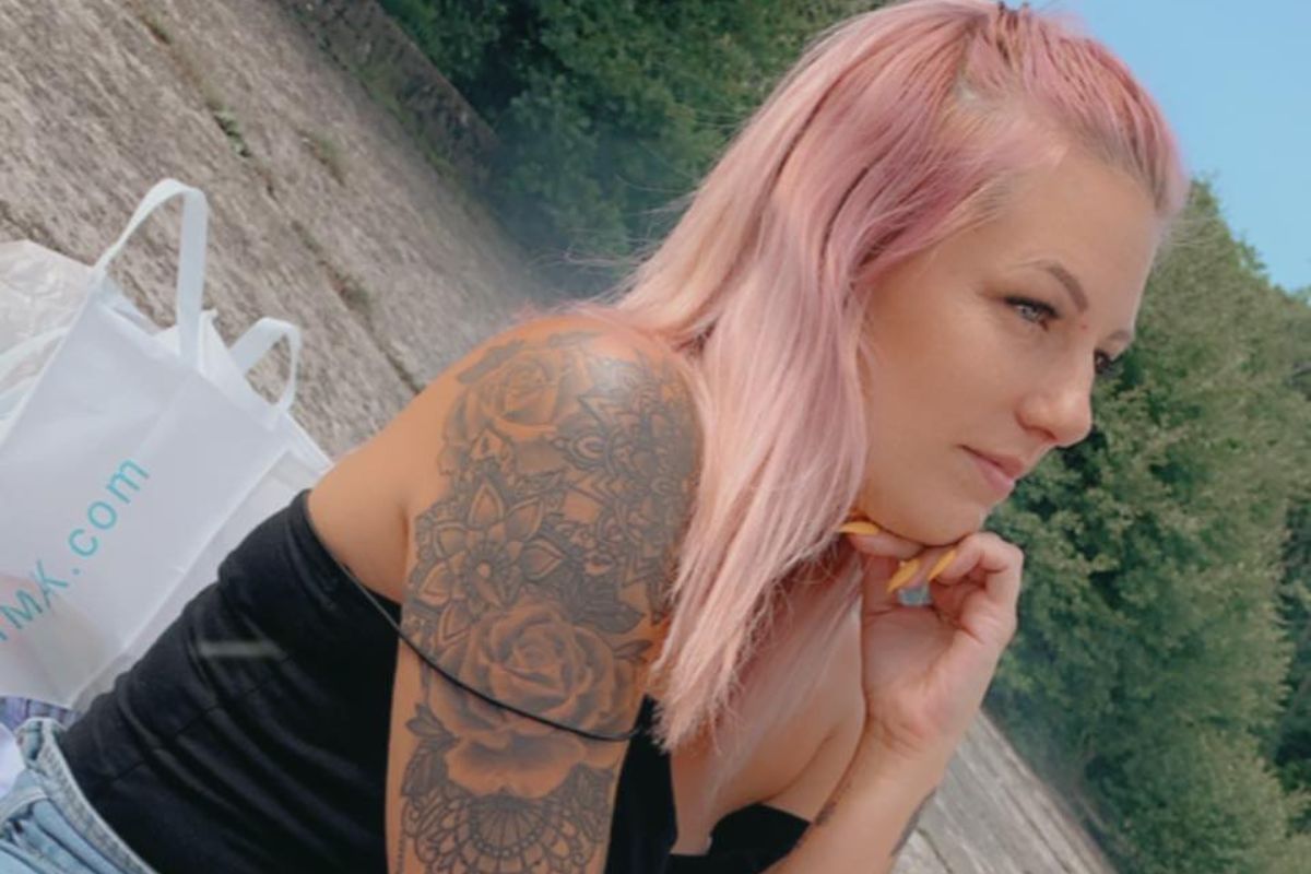 Foto colorida de uma jovem com cabelo rosa - Metrópoles