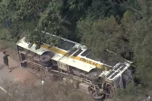 O Corpo de Bombeiros socorreu uma vítima com ferimento na cabeça e uma com escoriações no braço. Ônibus escolar tombou na Rodovia SP-214 - Metrópoles