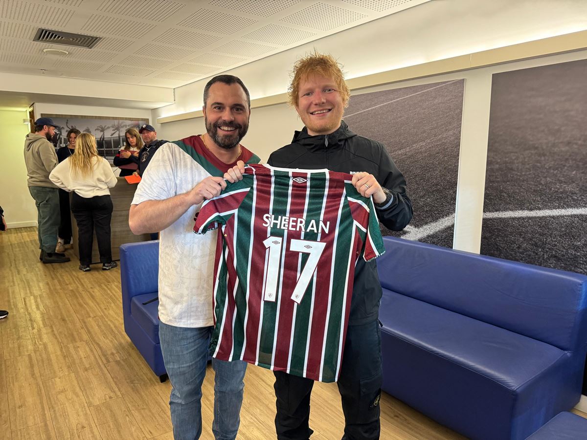 Ed Sheeran com camisa do Fluminense