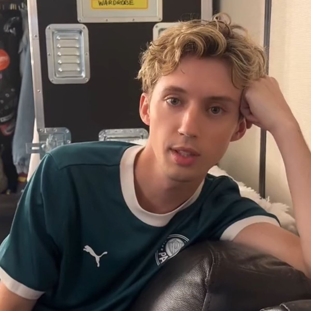 Troye Sivan usando camisa do Palmeiras