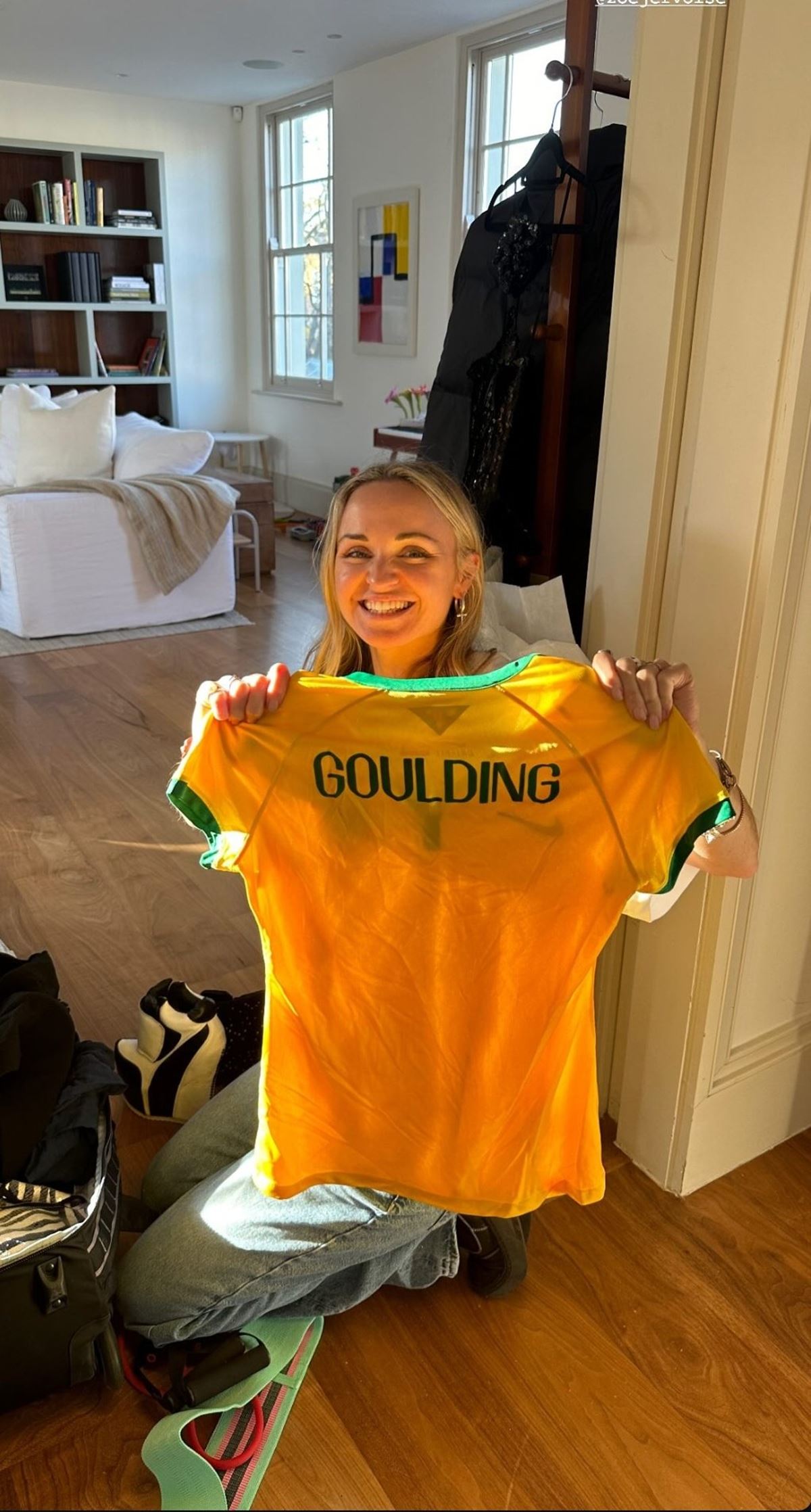 Postagem da cantora Ellie Goulding com camisa do Brasil