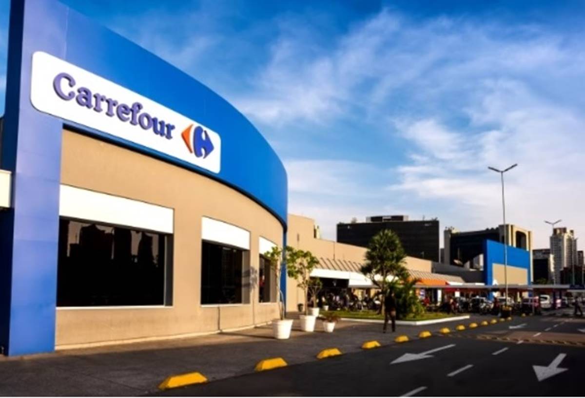 Vazamento de óleo de unidade do Carrefour matou peixes e contaminou praia do litoral brasileiro