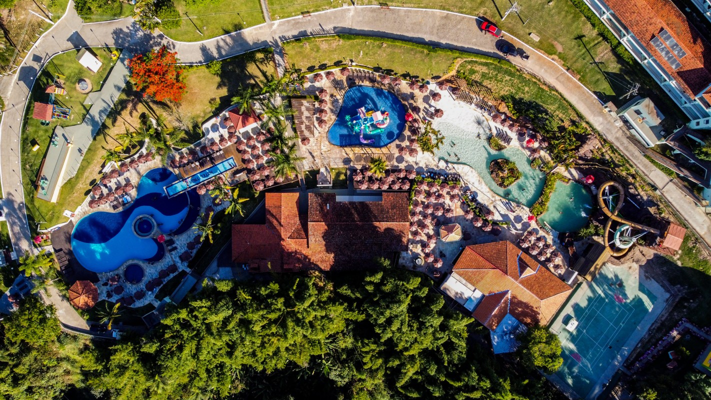 Fotografia colorida mostrando vista aérea de hotel-Metrópoles