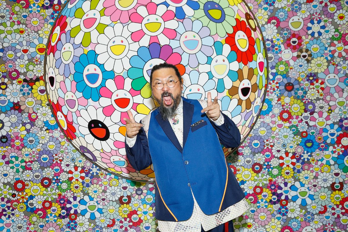 Na imagem com cor, o artista japonês Takashi Murakami - metrópoles