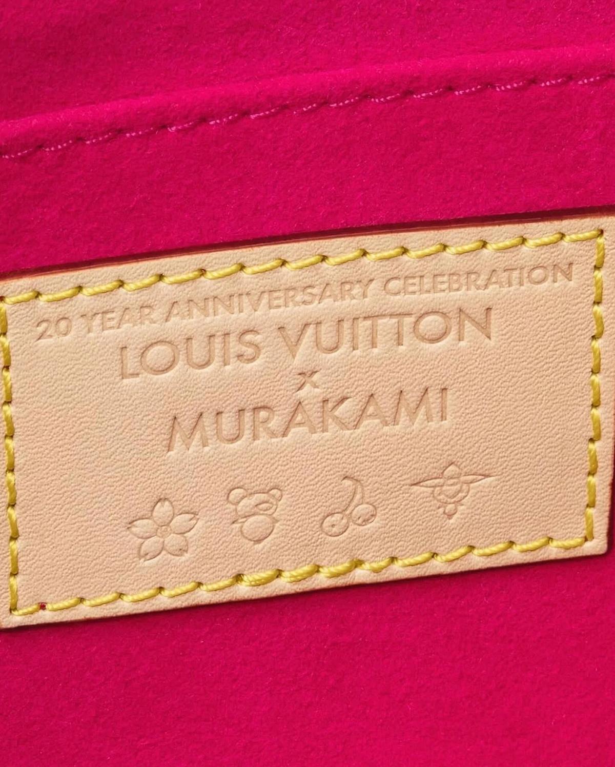 Na imagem com cor, produtos de divulgação da Louis Vuitton com o artista japonês Takashi Murakami - metrópoles 