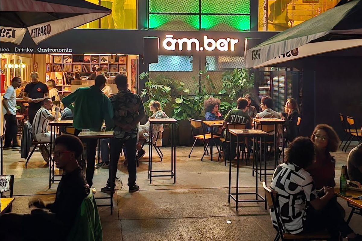 Foto colorida da fachada de um bar - Metrópoles