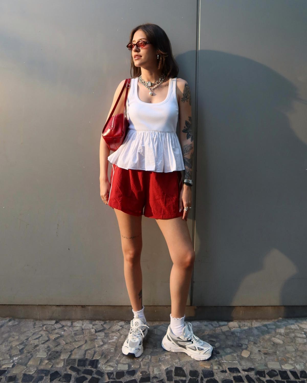 Na imagem com cor, influencer com um look com tênis esportivo - metrópoles 