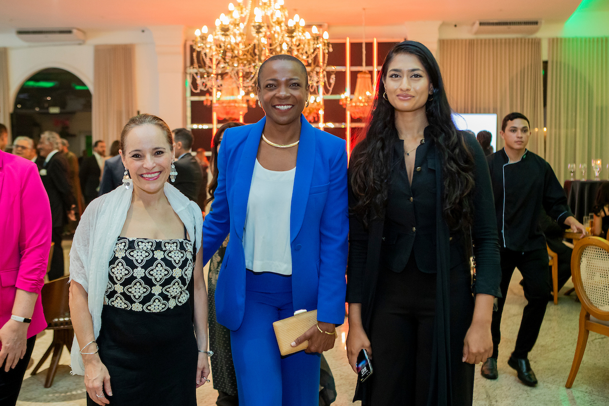 Lilian Gomes; embaixadora de Barbados, Tonika Sealy-Thompson; e Tanvi Reddy