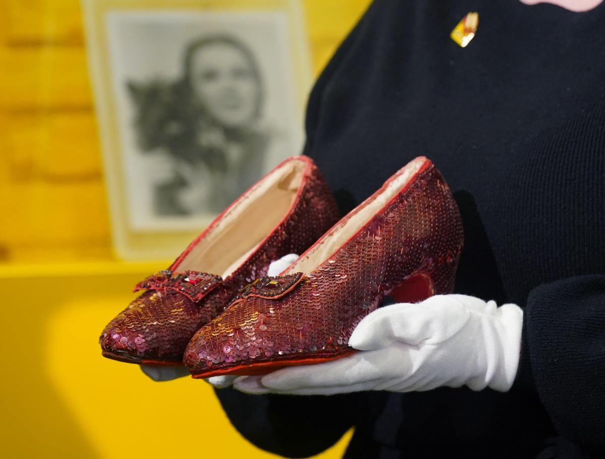 Na imagem com cor, os sapatos originais de Dorothy em O Mágico de OZ - metrópoles 