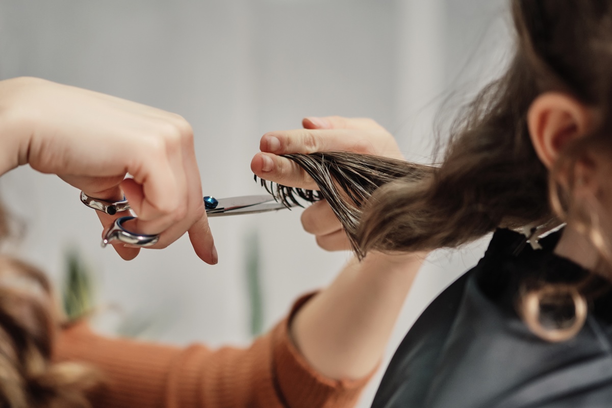 5 cortes de cabelo que ajudam a disfarçar a raiz e economizar no salão