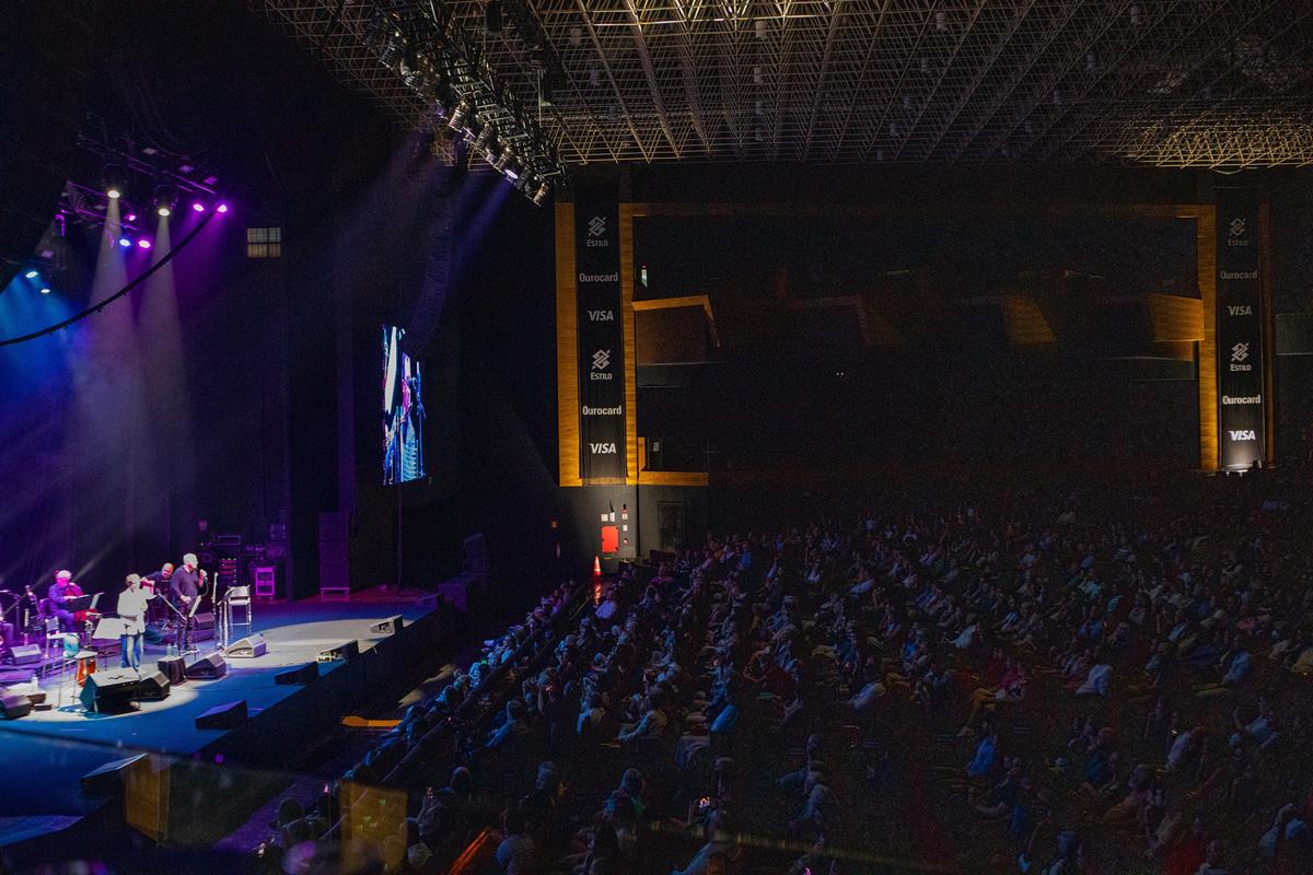 Foto colorida da plateia no Ulysses Centro de Convenções durante show de Danilo Caymmi e Stacey Kent - Metrópoles