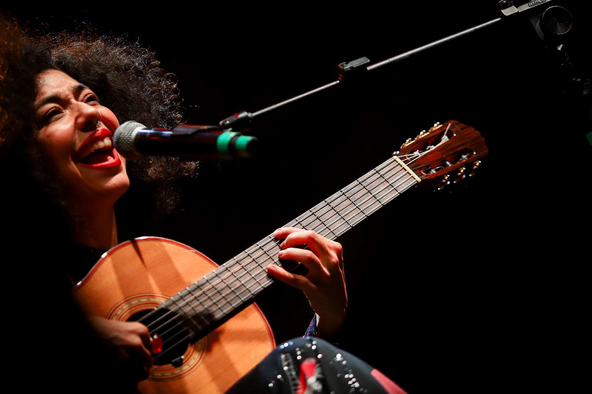 Foto colorida da cantora Vanessa, durante show no Festival Estilo Brasil