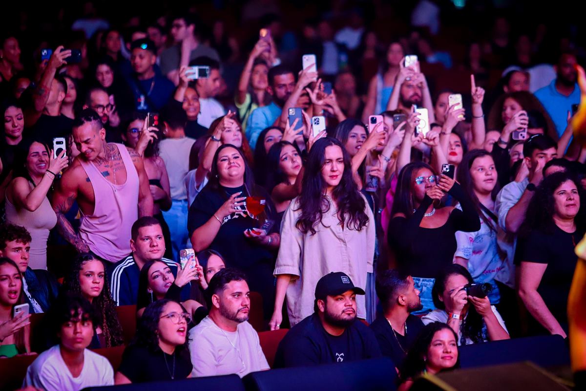 Foto colorida da plateia do show do Poesia Acústica - Metrópoles