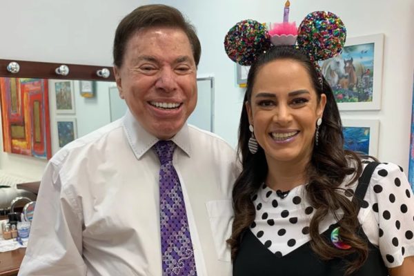Silvia Abravanel e Silvio Santos posam juntos e sorridentes para as redes sociais - Metrópoles