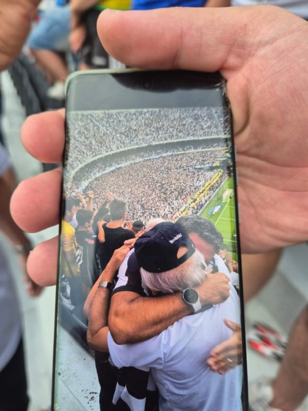 Foto colorida de família comemorando título da Libertadores - Metrópoles