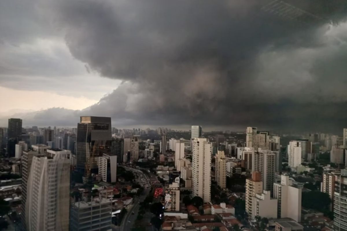Defesa Civil emite alerta severo para chuva e rajadas de vento em SP