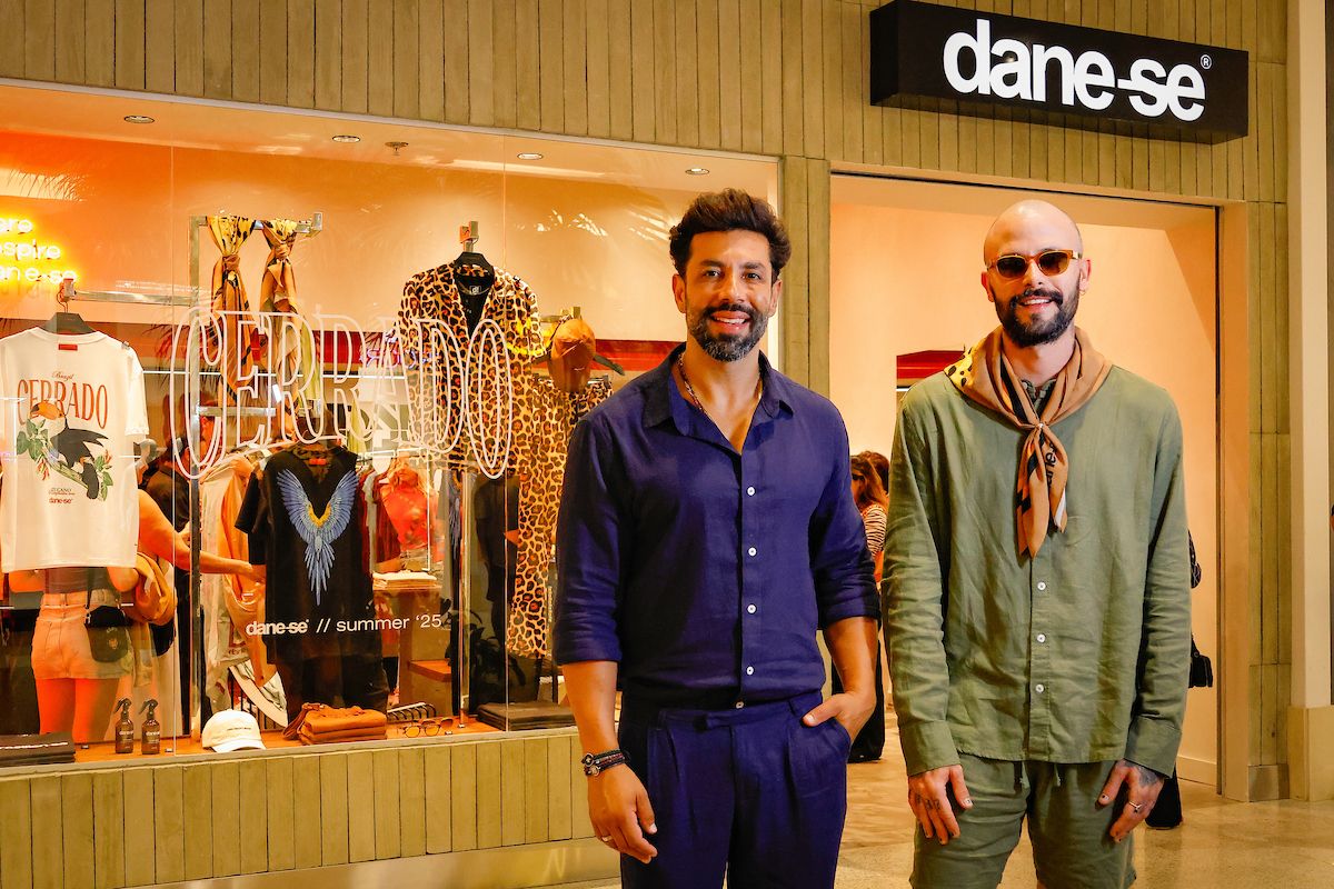 Enozor Junior e Daniel Moreira, sócios da Dane-se, na frente da nova loja