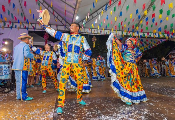 Foto colorida de uma quadrilha junina - Metrópoles 