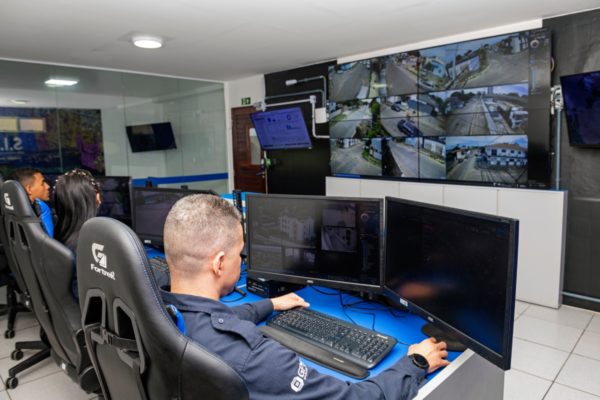 Foto colorida de uma central de monitoramento e vigilância - Metrópoles 