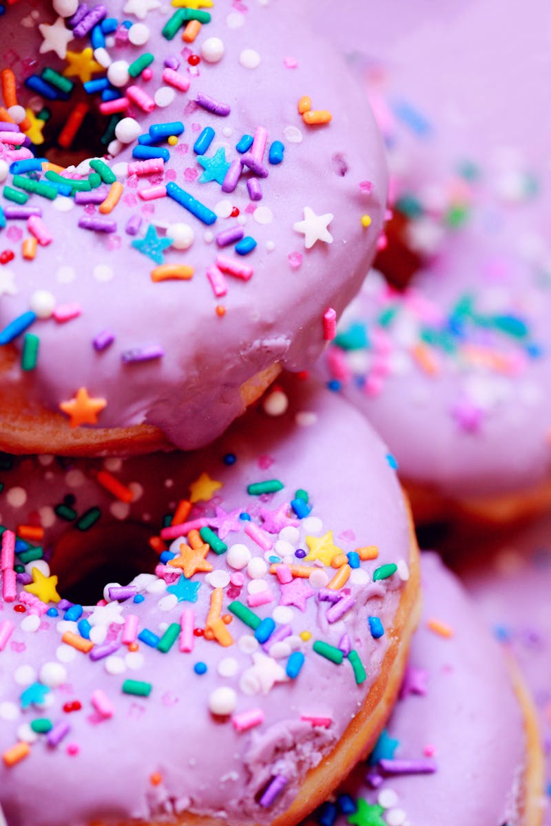 Donuts de cor rosa com granulados coloridos - Metrópoles