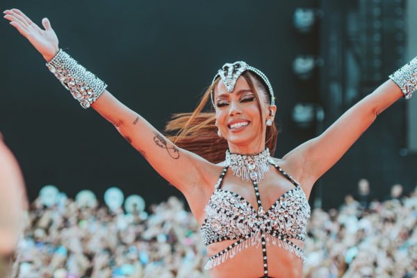 Foto da cantora Anitta no Carnaval - Metrópoles