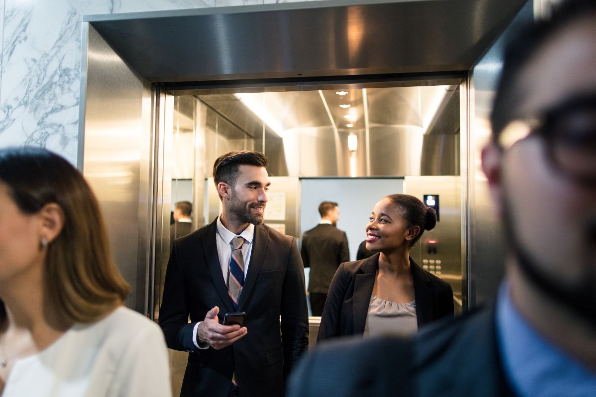 "Conversas de elevador" são importantes para a saúde mental, diz psicóloga