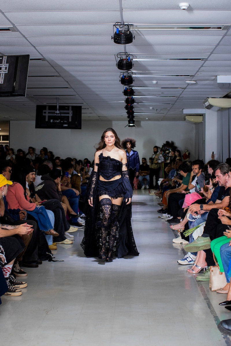 Na imagem com cor, foto do desfile de moda do IESB - metrópoles