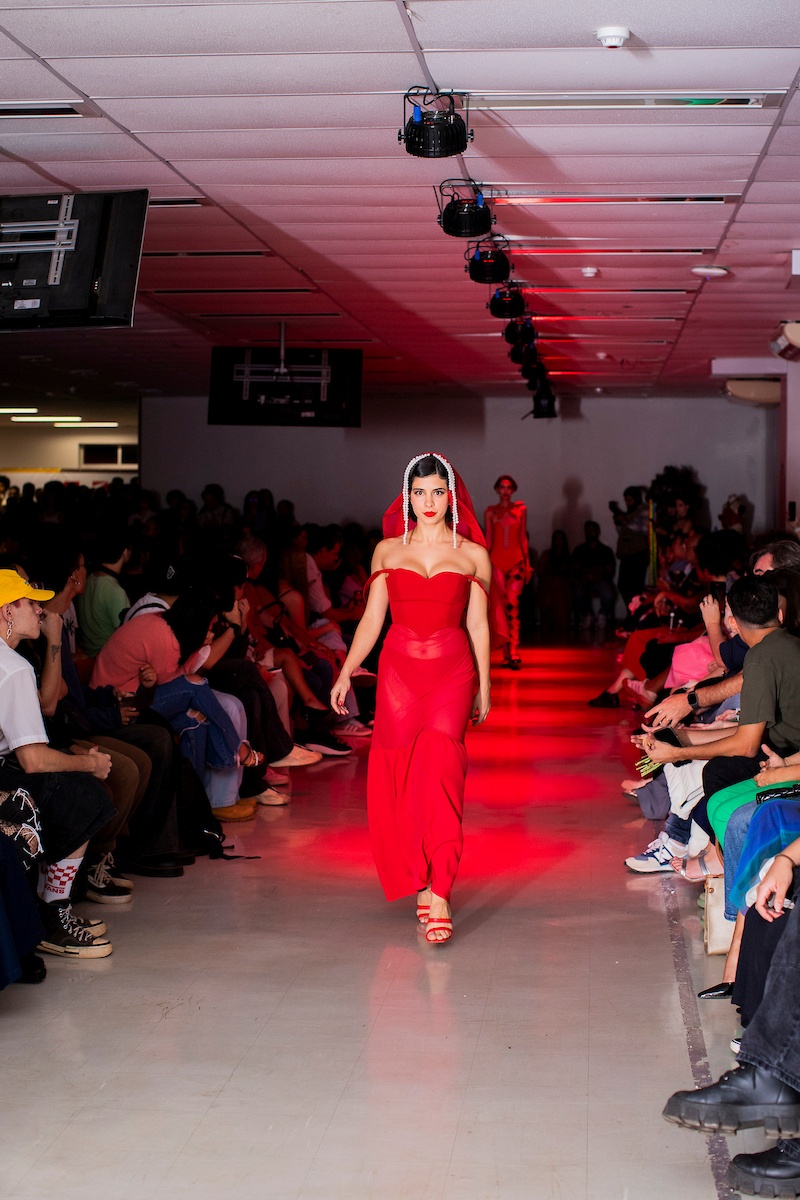 Na imagem com cor, foto do desfile de moda do IESB - metrópoles