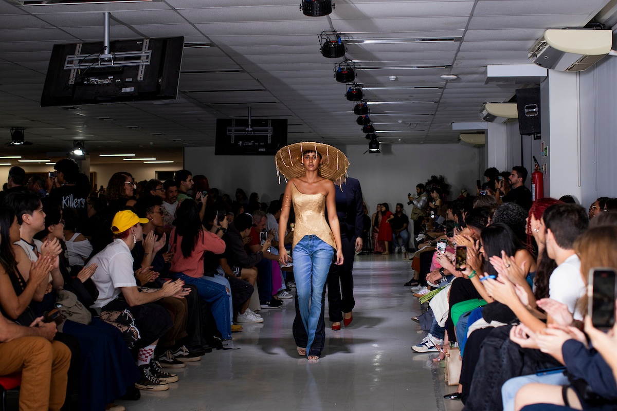 Na imagem com cor, foto do desfile de moda do IESB - metrópoles