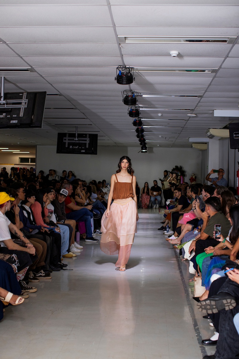 Na imagem com cor, foto do desfile de moda do IESB - metrópoles