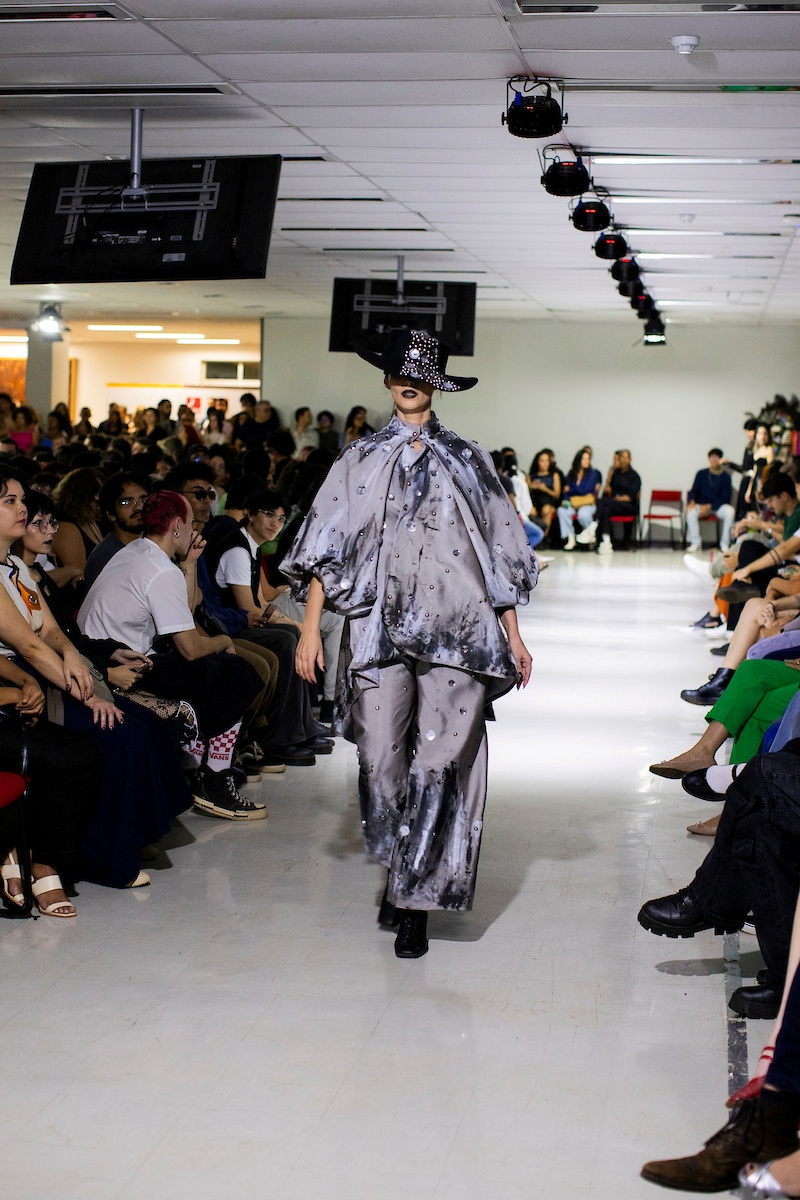 Na imagem com cor, foto do desfile de moda do IESB - metrópoles