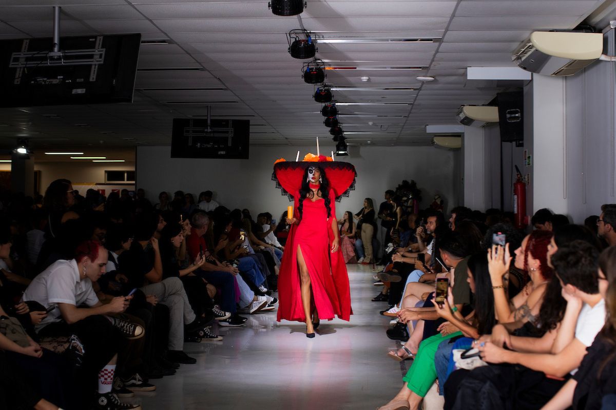 Na imagem com cor, foto do desfile de moda do IESB - metrópoles