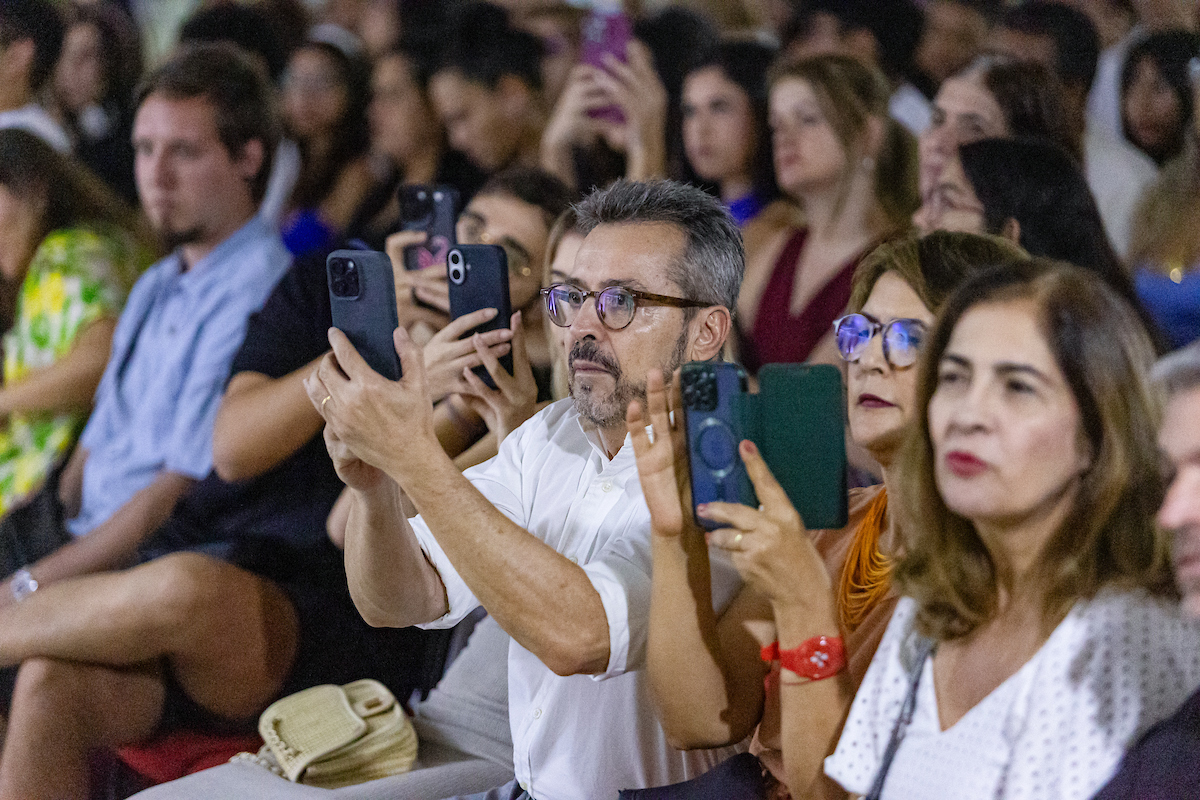 Público observa atentamente cada peça apresentada