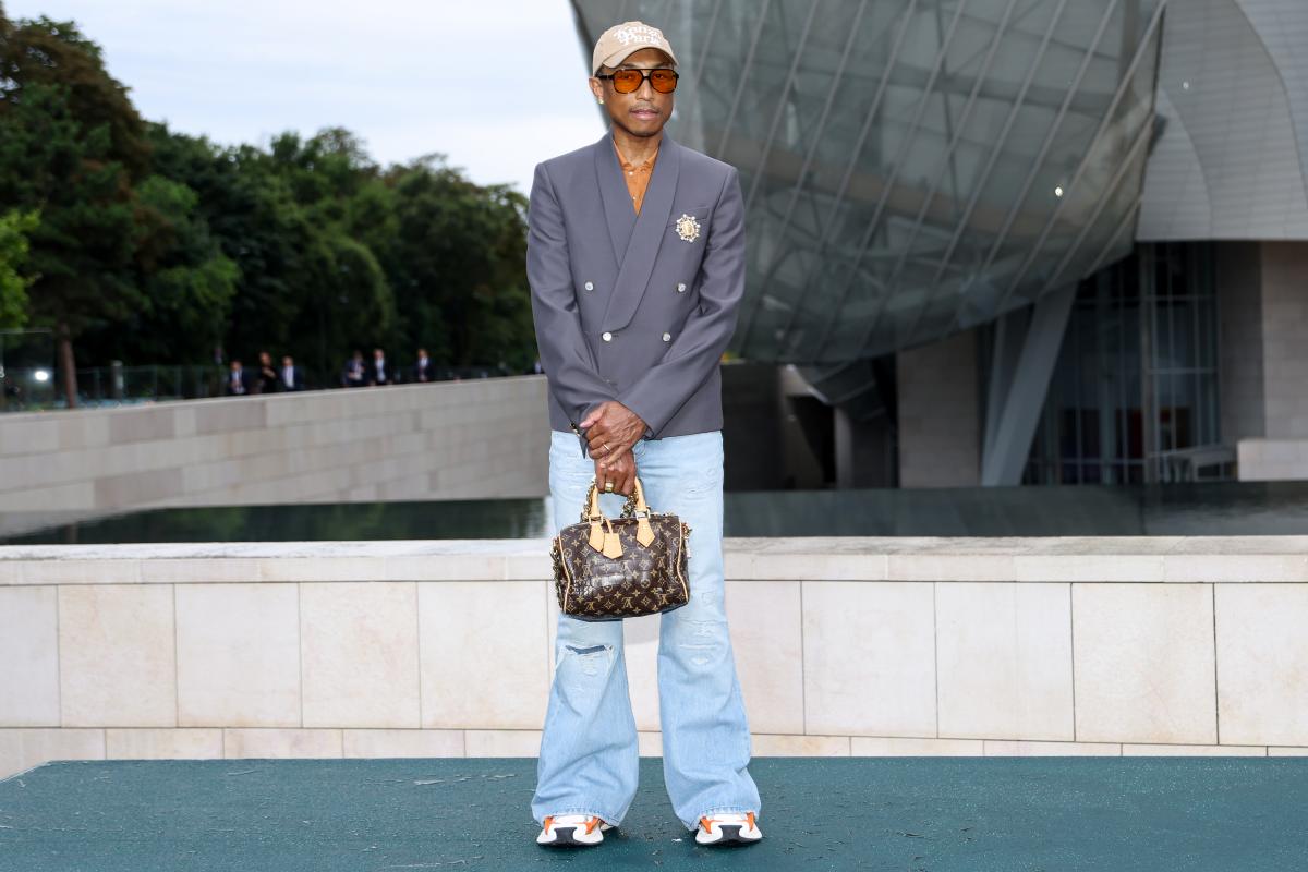 Na imagem com cor, homem com a bolsa speedy da Louis Vuitton - metópoles