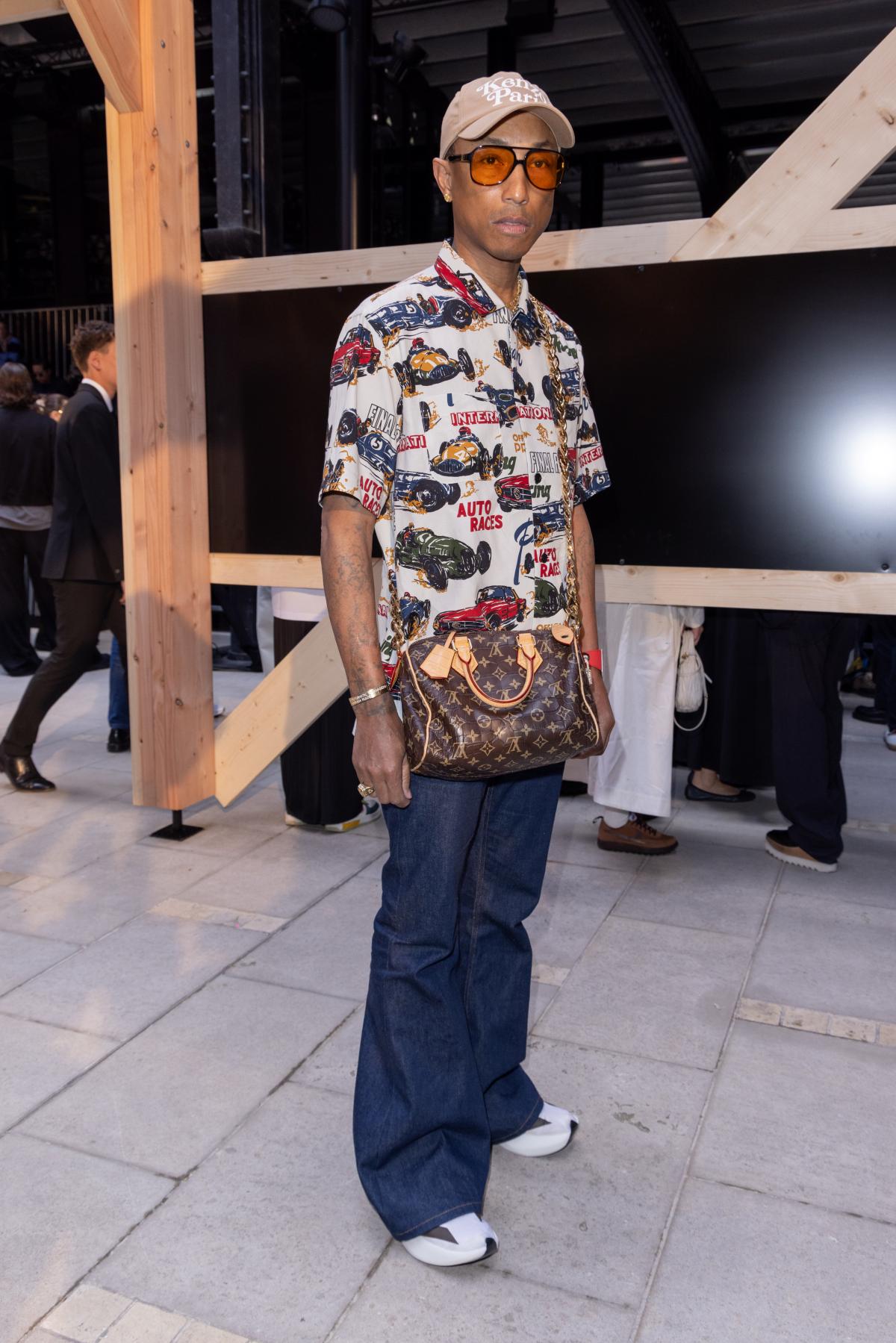 Na imagem com cor, homem com a bolsa speedy da Louis Vuitton - metópoles