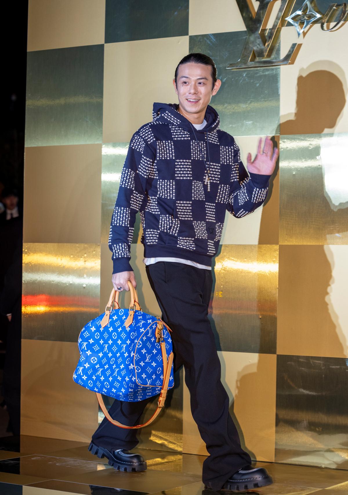 Na imagem com cor, homem com a bolsa speedy da Louis Vuitton - metópoles