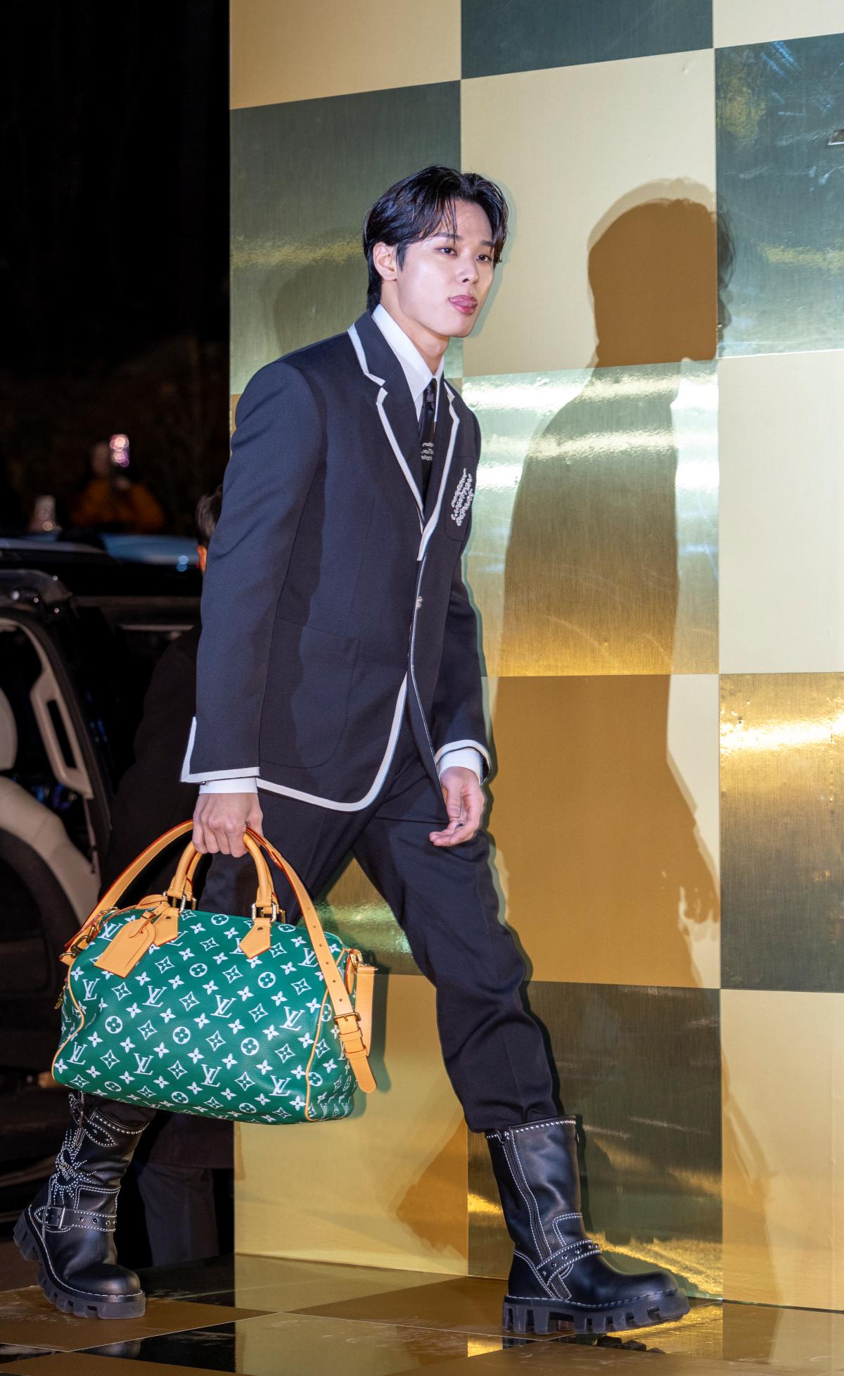 Na imagem com cor, homem com a bolsa speedy da Louis Vuitton - metópoles