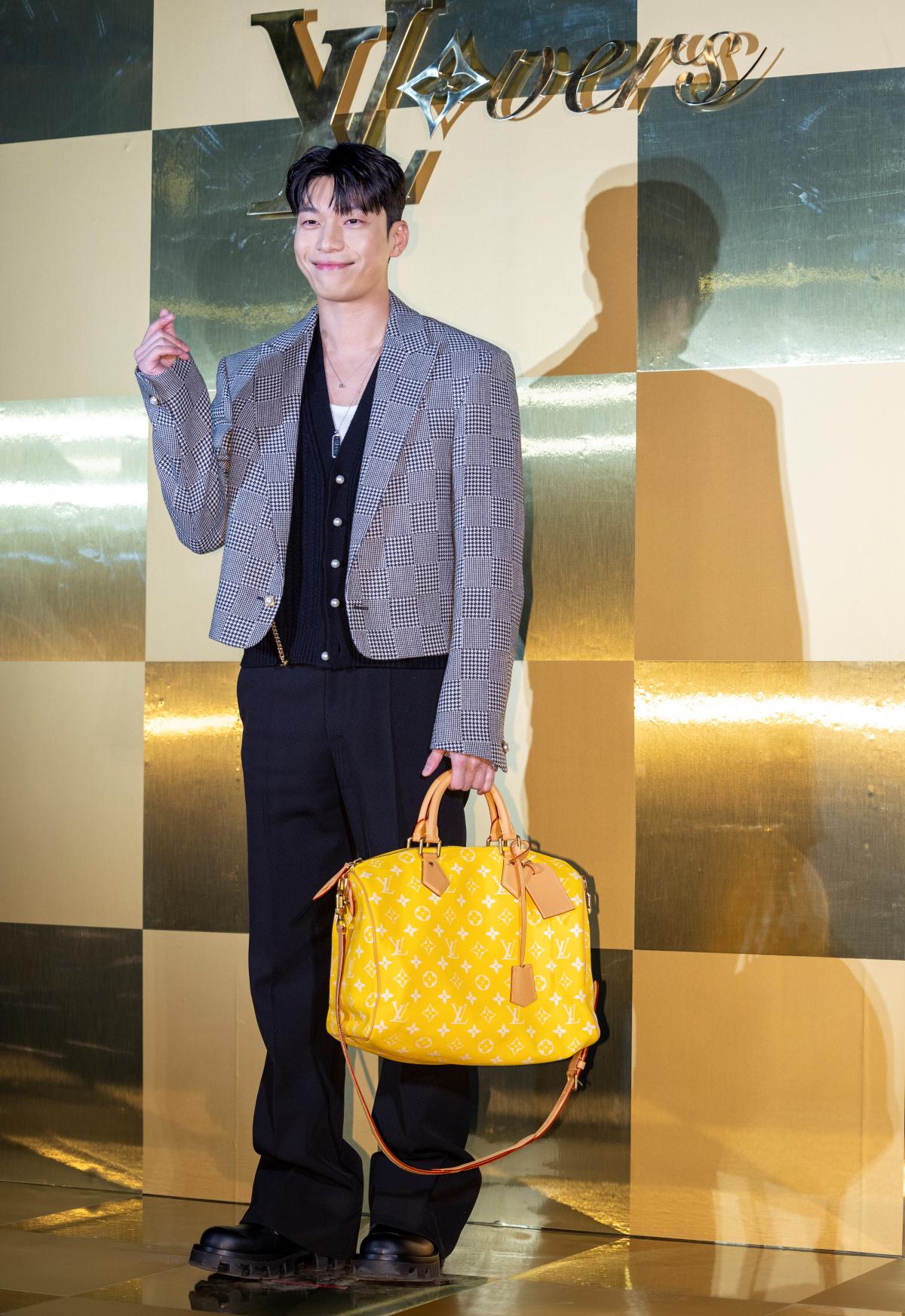 Na imagem com cor, homem com a bolsa speedy da Louis Vuitton - metópoles