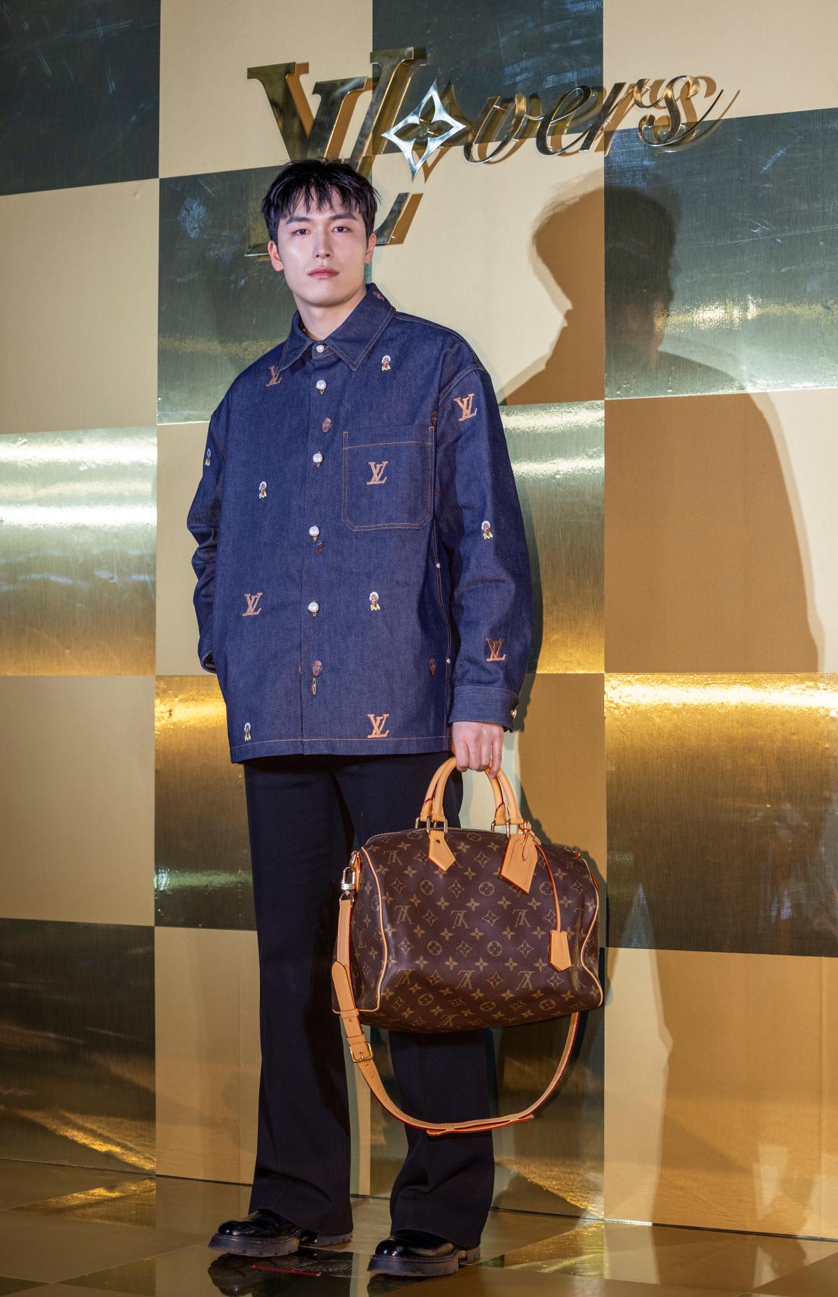 Na imagem com cor, homem com a bolsa speedy da Louis Vuitton - metópoles