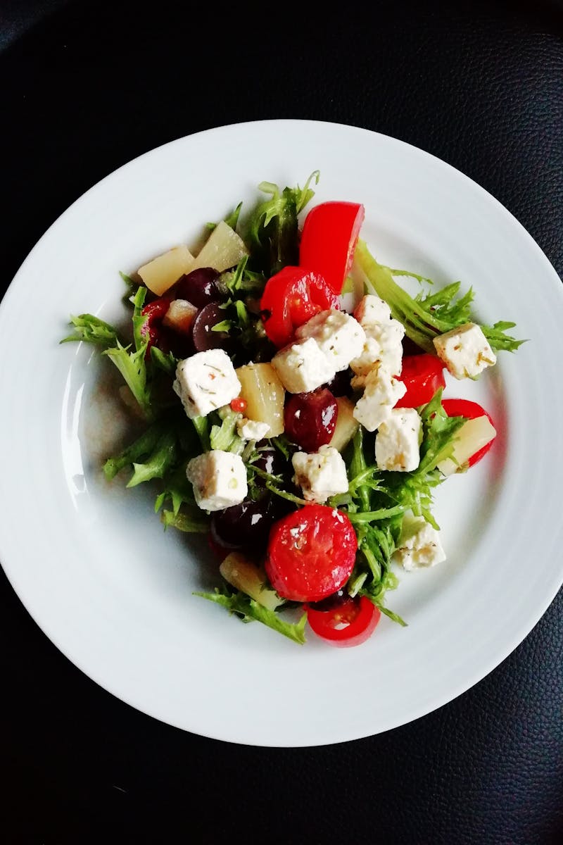 Prato com salada e pedaços de queijo - Metrópoles