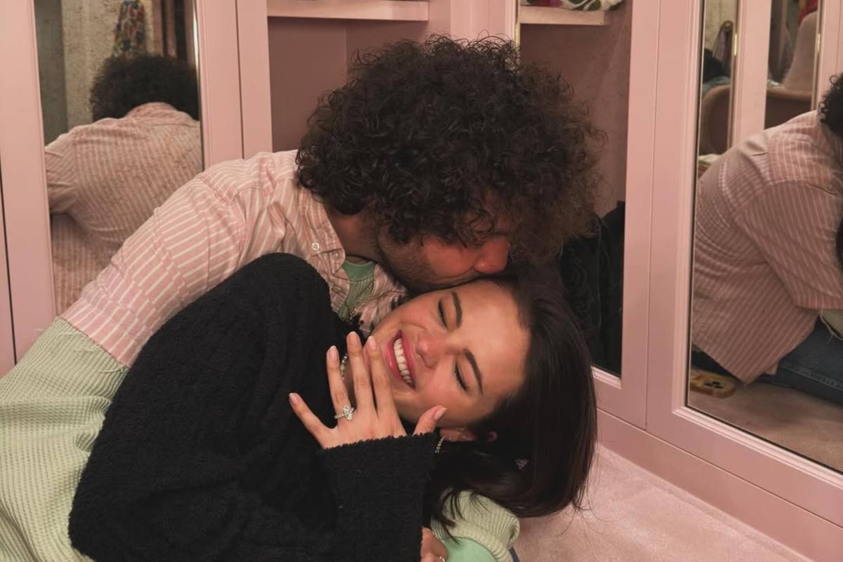 Imagem colorida de Selena Gomez e Benny Blanco beijando e mostrando anel de noivado - Metrópoles