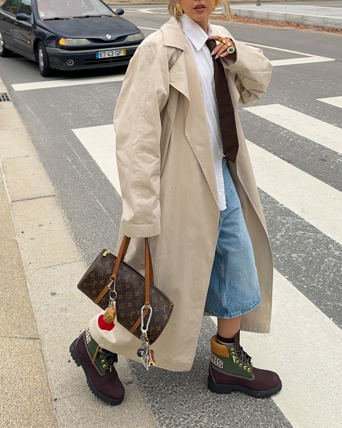 Na imagem com cor, foto de influenciadoras com bolsas repletas de acessórios - metrópoles 