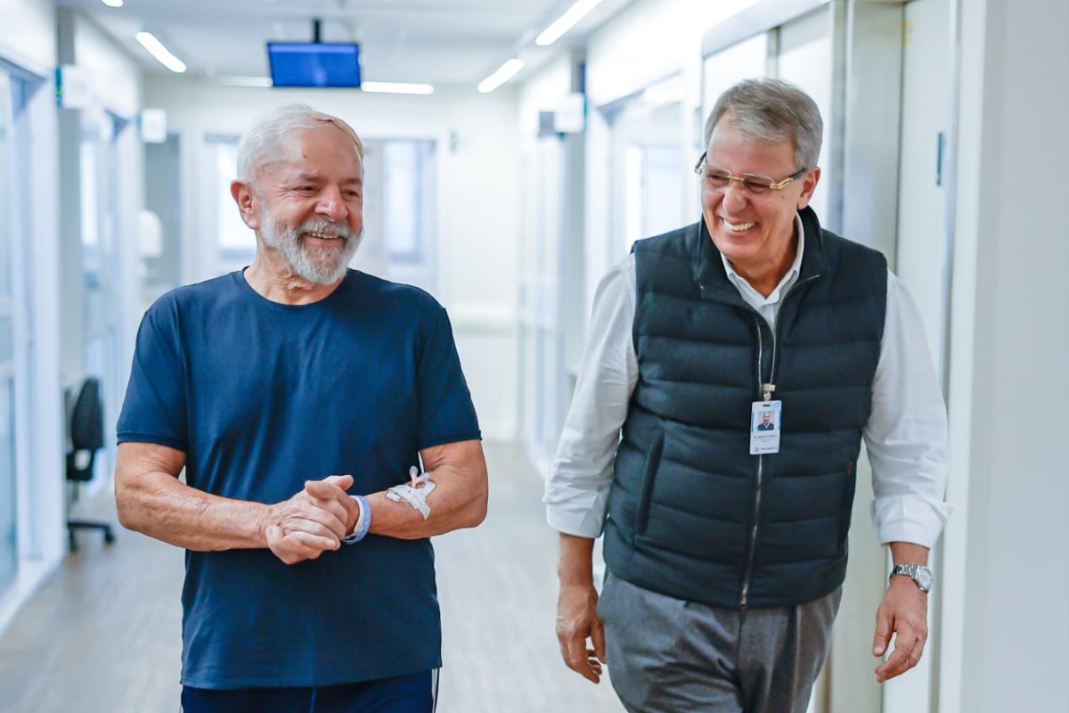 Presidente Lula posta vídeo caminhando por hospital ao lado do neurocirurgião Marcos StávaleMetrópoles