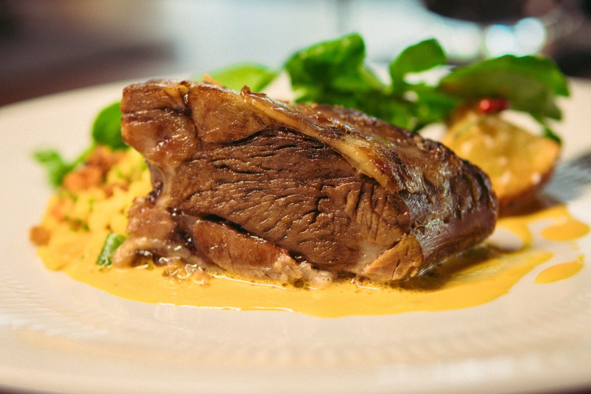 Foto colorida de um prato de carne - Metrópoles