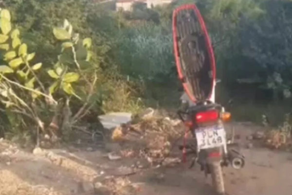 Imagem colorida, moto encontrada em mata por policiais militares - Metrópoles